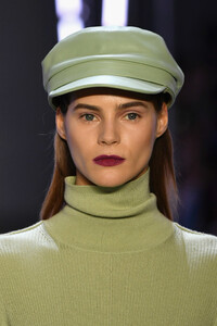 868008662_SallyLaPointeRunwayFebruary2019NewYorkRd09MyY3BU3x.thumb.jpg.48e6c8f38493b48d9953dc4008ea6579.jpg
