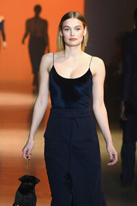 870872533_CushnieRunwayFebruary2019NewYorkFashionL4VOgdgbvthx.thumb.jpg.b7b083a9f6336bf5ad1202ff2681294f.jpg