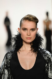 872905888_BadgleyMischkaRunwayFebruary2019NewYorkHRxU2uMqS2Ux.thumb.jpg.23a62cdc6810821b32e42f23a432ffca.jpg