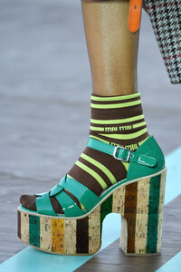 877300478_MiuMiuClub2020Runwayava7NPYC4Rnl.thumb.jpg.8fb2a49de4e26d4bf265f6c607725a04.jpg
