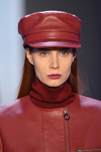 904057302_SallyLaPointeRunwayFebruary2019NewYorkmMJierAQZeFx.thumb.jpg.e634a8905f164b9c4c8bd738474c6e54.jpg
