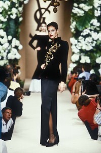 906030279_YvesSaintLaurent1995HauteCouture193.thumb.jpg.ca1339bf72345f15572cb23056460305.jpg