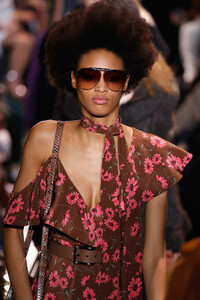 907068071_MichaelKorsCollectionFall2019RunwayShowYdjxq0XhTffx.thumb.jpg.0c8aa239ec3d050ea50e7b057180ff34.jpg