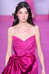 907771438_LanyuRunwayFebruary2019NewYorkFashiontAKDs93hhanx.thumb.jpg.236c56d313b278eb357fdeded86f366a.jpg