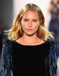 90856745_ElieTahariRunwayFebruary2019NewYorkYizhB5vuHCmx.thumb.jpg.26fb9fe0b7a280c452d1a5ec2de1bb4f.jpg