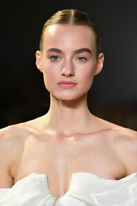 912407728_CongTriRunwayFebruary2019NewYorkFashion4xij5DSt_qpx.thumb.jpg.cf13c130a0190531f6cfaeafbc6b9982.jpg