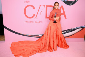 Jennifer+Lopez+CFDA+Fashion+Awards+Winners+3cFJ7NmWfcXx.jpg