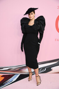 Eva+Mendes+CFDA+Fashion+Awards+Arrivals+t0cboH9ofKKx.jpg