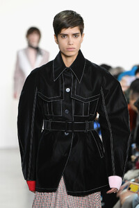 935804160_CalvinLuoRunwayFebruary2019NewYorkFashion1BO9CR01bHax.thumb.jpg.bcd834e673aba8cc97d76579be4c5e84.jpg