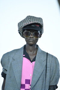 93777463_MiuMiuClub2020RunwayGn_0n8a_C3ux.thumb.jpg.3d5925703dbba989c2a904ecbec83d47.jpg