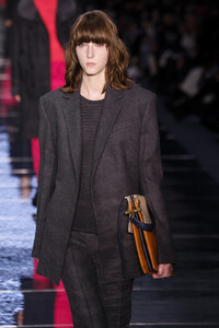 938369590_BOSSWomenswearMenswearRunwayFebruary2019kL3AcuFEHPax.thumb.jpg.3fbe1be8860404e0b5343e981520dfbf.jpg