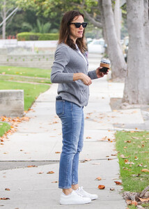 Jennifer+Garner+out+and+about+2S6snqqFGiYx.jpg