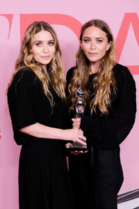 Ashley+Olsen+CFDA+Fashion+Awards+Winners+Walk+SjKtO9SPatux.jpg