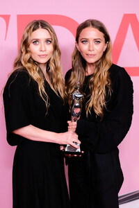 Ashley+Olsen+CFDA+Fashion+Awards+Winners+Walk+HIC_ZqHhKwfx.jpg