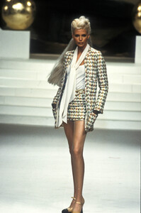 962332689_Chanel1994HauteCouture14.thumb.jpg.444a8953c0e09ceaca3a13165b1179f3.jpg