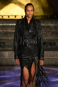 976597038_AlexanderWangCollection1RunwayrHLrXKr87Nkx.thumb.jpg.5746cf3c08f548f24b0656e85f44d803.jpg