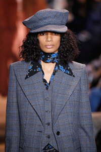 983837171_MichaelKorsCollectionFall2019RunwayShowqFvRgNH6-oax.thumb.jpg.1486cc657134b3ac647fec80213207f1.jpg