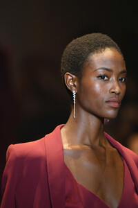 996691548_CushnieRunwayFebruary2019NewYorkFashionMePpkyUk2Ahx.thumb.jpg.1cdb24e75fdad6d12651ce2166ddc17e.jpg