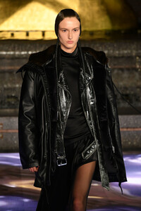 998391837_AlexanderWangCollection1Runway3Ei2bB2I5hIx.thumb.jpg.0048f3a59e59c7d648e5a85ec820c759.jpg