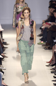 Balenciaga_Spring_2002_DgO6sNzQBV3x.jpg