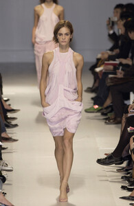 Balenciaga_Spring_2002_RnLp-3ET7qsx.jpg