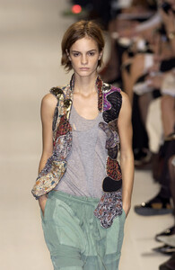 Balenciaga_Spring_2002_qYiexuG-7AZx.jpg