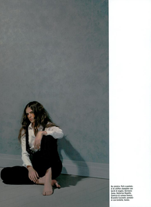Collins_Vogue_Italia_October_2003_05.thumb.png.68d9359fa0dcc0f49e0fbd7da2e047ae.png