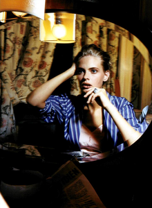 Hiett_Vogue_Italia_October_2003_10.thumb.png.e8e270f4afb3d77bece87106ee94c89b.png