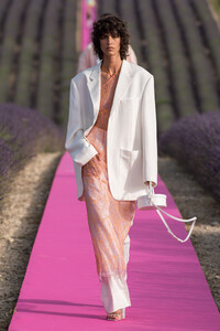 Jacquemus-Mens-spring-2020-fashion-show-The-Impression-002.thumb.jpg.ec063b15208b7df2e899a6b9da75bd4c.jpg