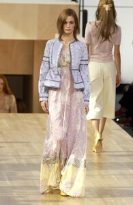 Louis_Vuitton_Spring_2002_GUejCmsMhTXx.jpg