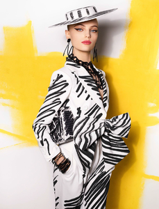 Meisel_Moschino_Spring_Summer_2019_01.thumb.png.a224690cf1c2b7f1a22a67645f6d2050.png