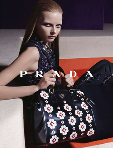 Meisel_Prada_Fall_Winter_12_13_05.thumb.png.64433a2145b49242aa814fa1a4e304d5.png