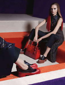 Meisel_Prada_Fall_Winter_12_13_06.thumb.png.16025188accdb2f125e326fec24e121d.png