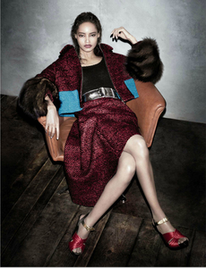 Meisel_Prada_Fall_Winter_13_14_03.thumb.png.9888e9f17578ba8237f897ac3874136a.png