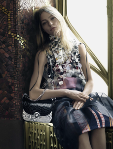 Meisel_Prada_Spring_Summer_2016_02.thumb.png.37189888785d352db613f9f767e6579d.png