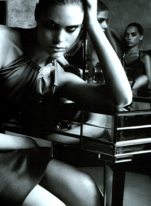Munro_Vogue_Italia_October_2003_04.thumb.png.0b70a157f91e7c2e6b665f1cb1e72554.png