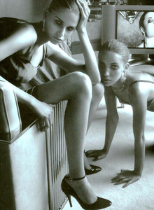 Munro_Vogue_Italia_October_2003_05.thumb.png.684065cea6d4ab5f1b51d3353e531710.png