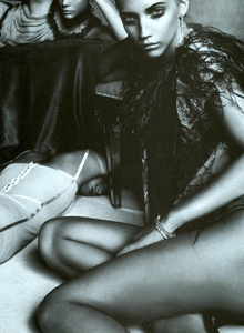 Munro_Vogue_Italia_October_2003_10.thumb.png.11bf40c11510f30dc7c9df1cb374af28.png