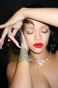 Rihanna-Sexy-Photoshoot-11.jpg