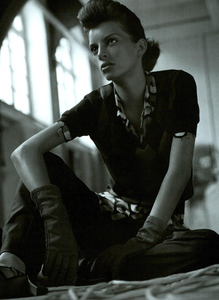 Sims_Vogue_Italia_October_2003_02.thumb.png.7f68a93f01c598d76c1b63fc64e94aab.png