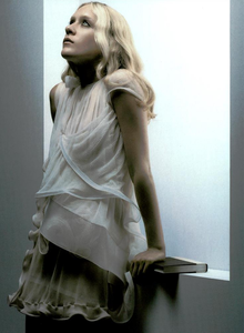 Sorrenti_Vogue_Italia_October_2003_07.thumb.png.fbf420388c396117e507598f1c028101.png