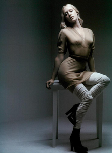 Sorrenti_Vogue_Italia_October_2003_09.thumb.png.fac2fdd324842850a31bfcc8c3e431da.png