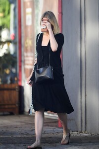 cameron-diaz-at-a-nail-salon-in-los-angeles-6-27-2019-8.jpg