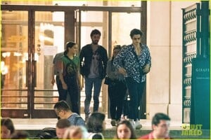 camila-mendes-charles-melton-pda-in-paris-01.thumb.jpg.d3e3a35ceecf3360adf1b2c947af22dc.jpg