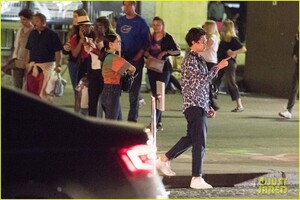 camila-mendes-charles-melton-pda-in-paris-03.thumb.jpg.9e606776d0995291943fc31db9996adf.jpg
