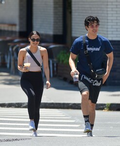 camila-mendes-in-tights-out-in-nyc-06-27-2019-2.thumb.jpg.3c73fa1a9172f98fc32c444fac858c96.jpg
