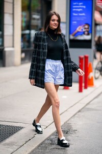 charlotte-lawrence-street-style-06-03-2019-1.jpg