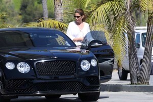 cindy-crawford-spotted-in-a-white-blouse-and-blue-jeans-as-she-stops-by-at-a-gas-station-to-fill-up-her-car-in-malibu-california-280519_11.jpg