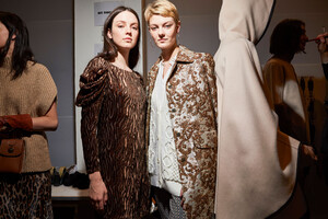 elie-tahari-bks-m-rf19-7408.thumb.jpg.7d415ff385d12a9acfb9e4509af15422.jpg