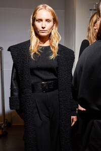 elie-tahari-bks-m-rf19-7502.thumb.jpg.06d6483fbde846064405c33cc6788cef.jpg